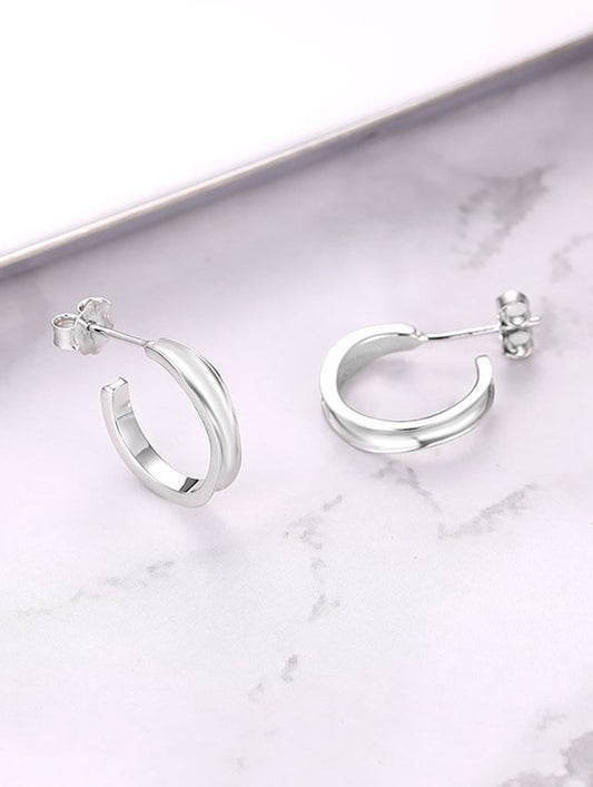 Evara’s Sleek Curved Hoops Earrings