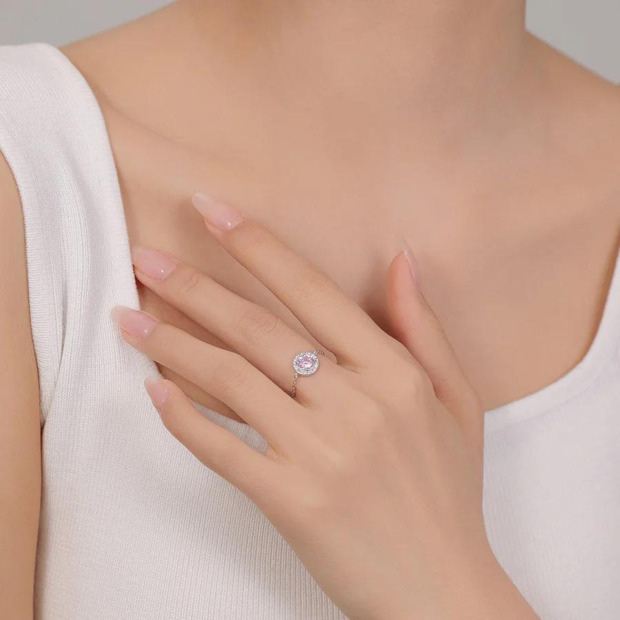 Evara’s Glow Chain Ring