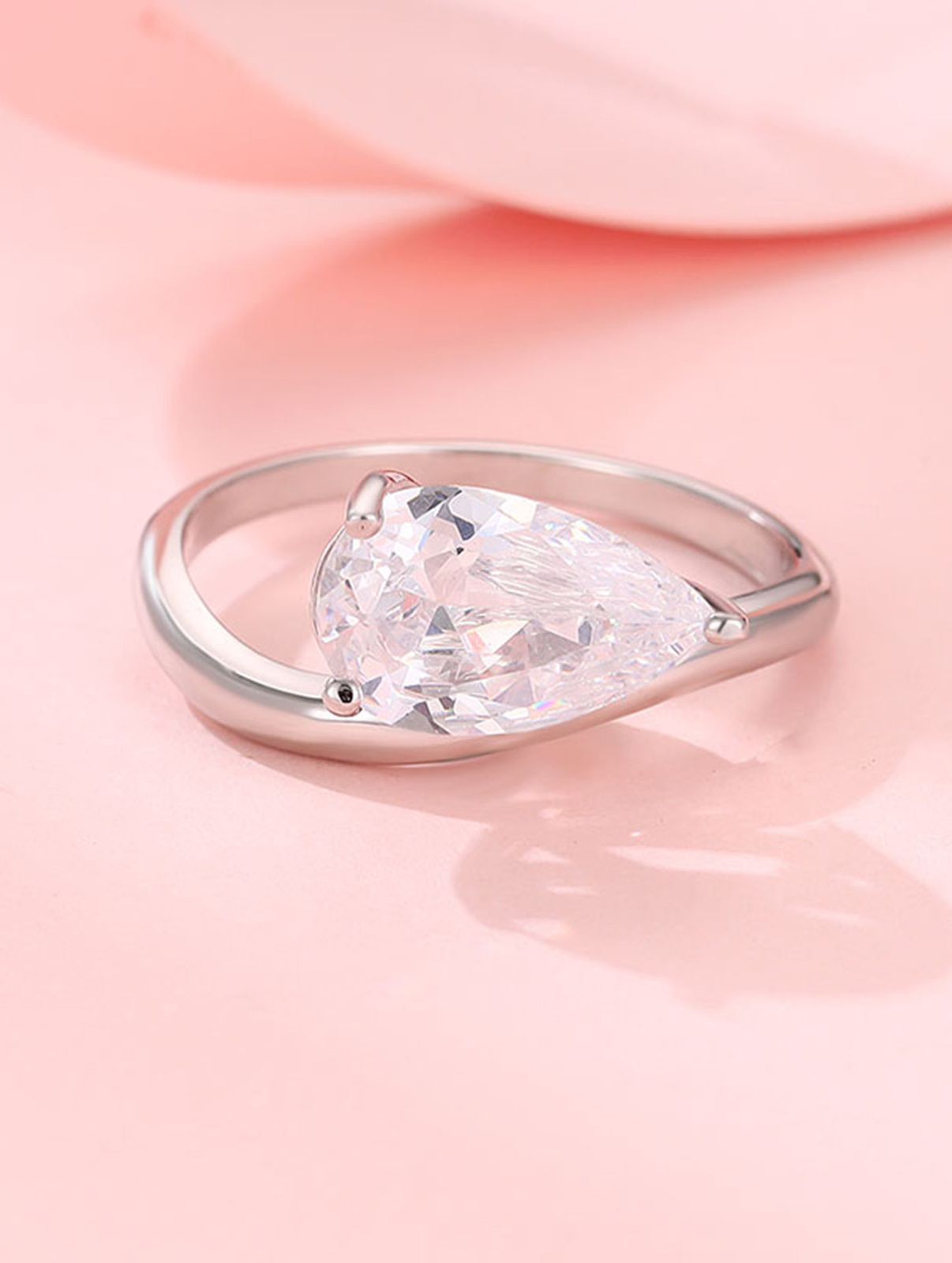 Evara’s Dewdrop Diamond Glow Ring