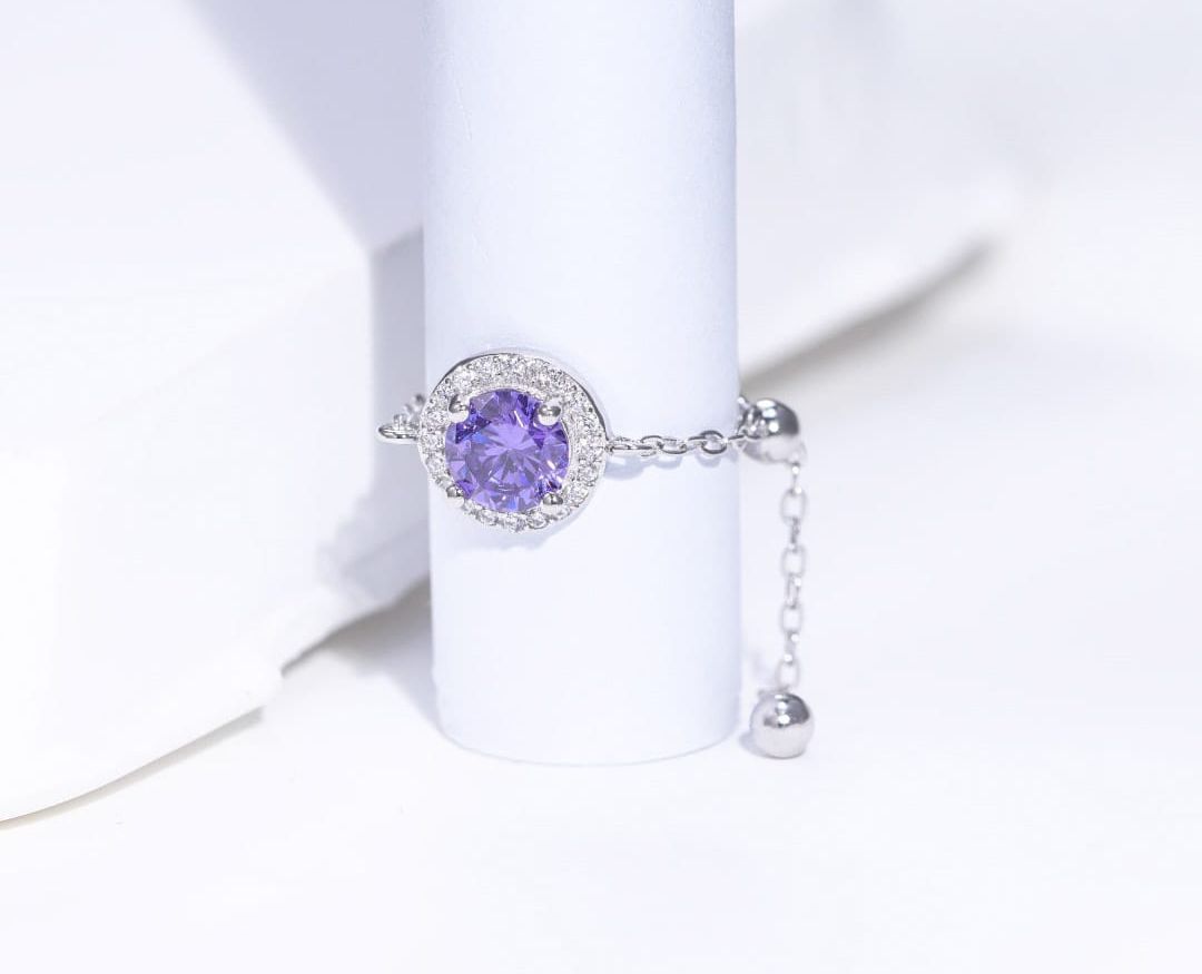 Evara’s Glow Chain Ring